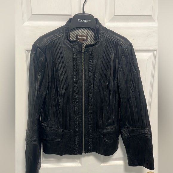 Danier Jackets & Blazers - Womens danier leather jacket sise  M 🇨🇦😀